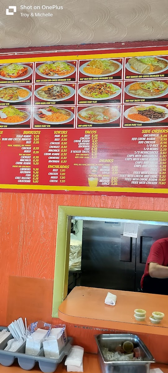 Alberto's Tacos menu board