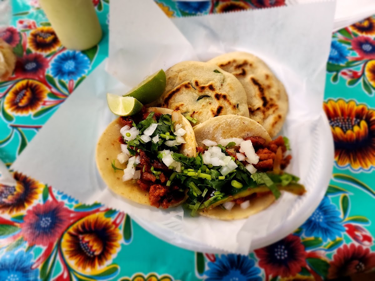 Tacos Y Pupusas
