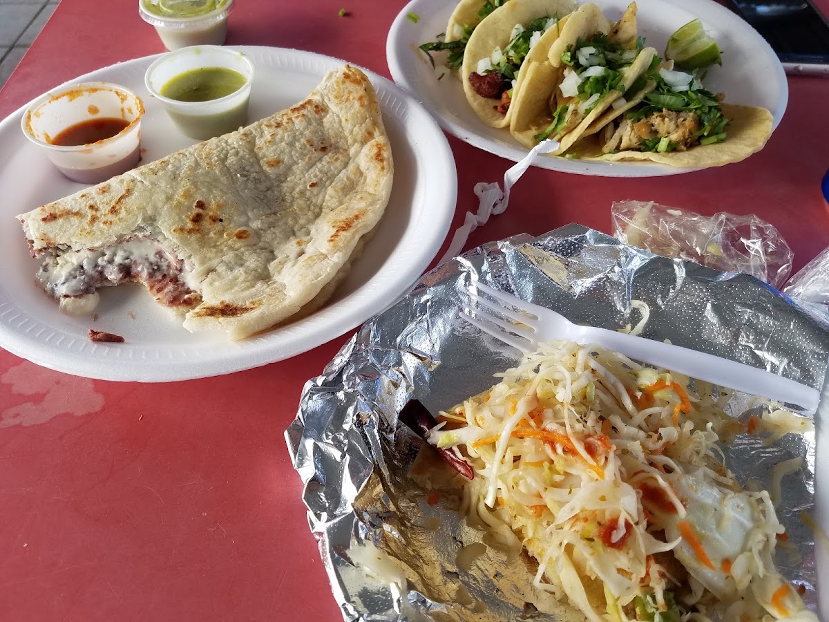 Tacos Y Pupusas