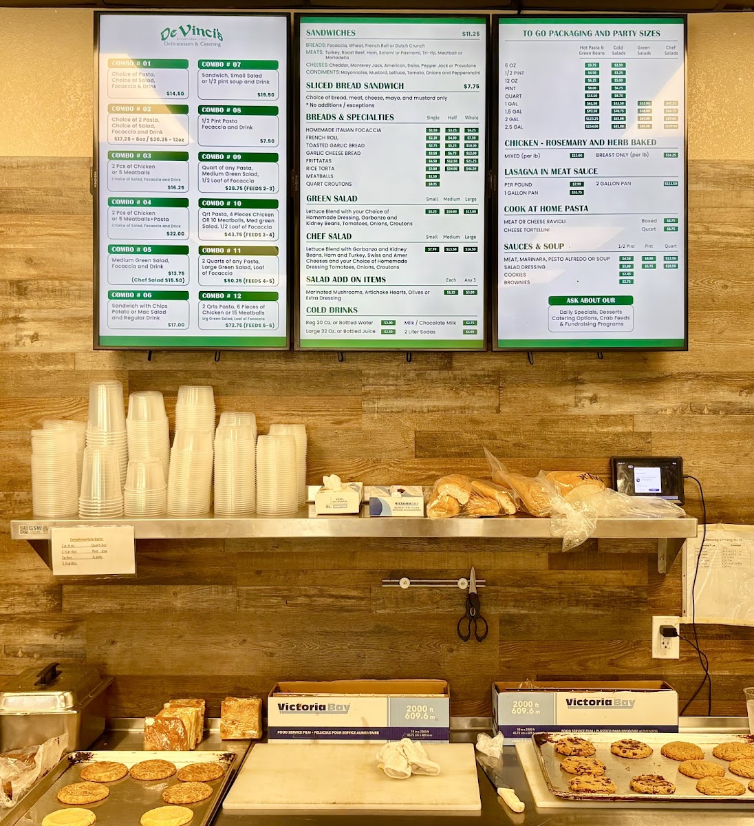 De Vinci's Delicatessen & Catering menu board