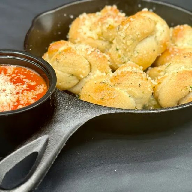 Garlic Knots & Sauce