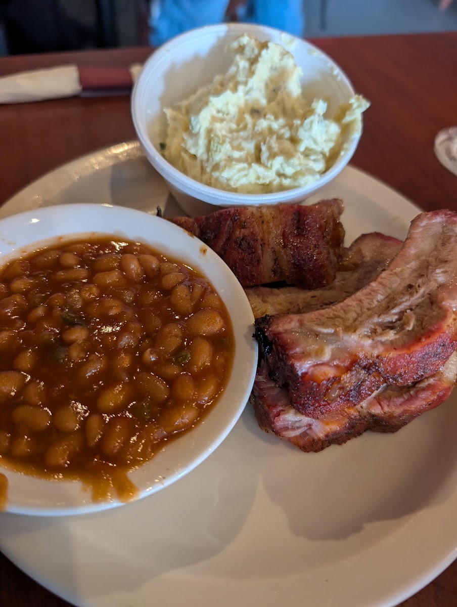 Rowdy Hogs Smoke House and Grill