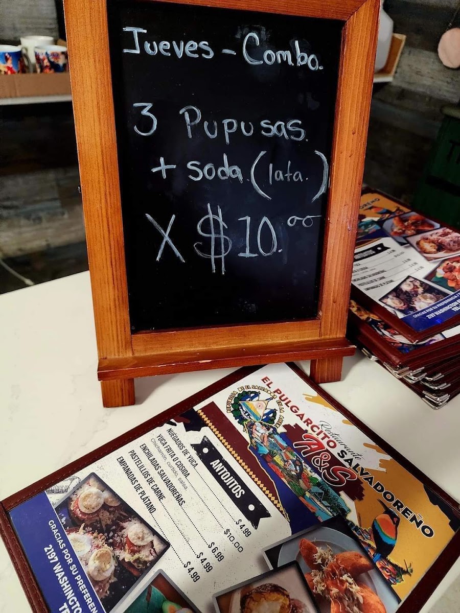 El pulgarcito salvadoreño A&S menu board