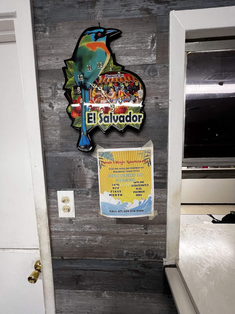 El pulgarcito salvadoreño A&S menu board