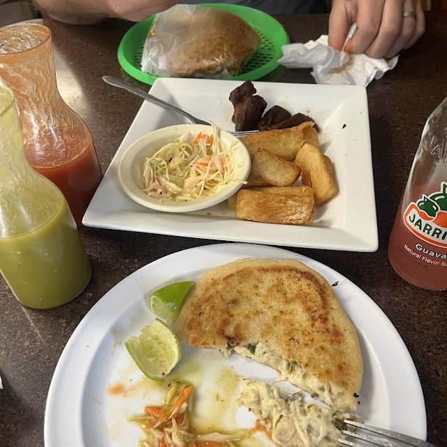 Pupusa Con Loroco Y Queso