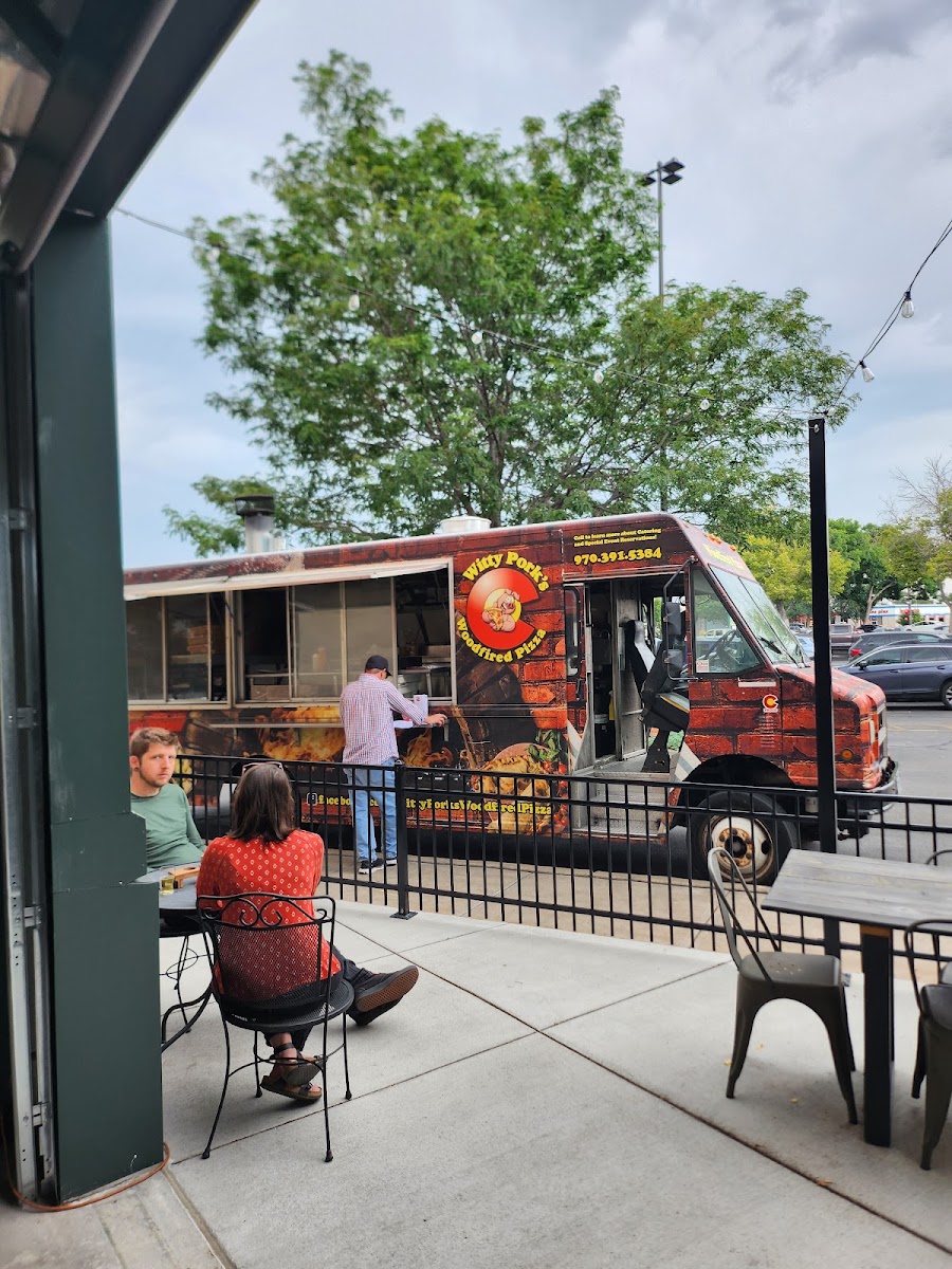 Witty Pork's Woodfired Pizza foodtruck