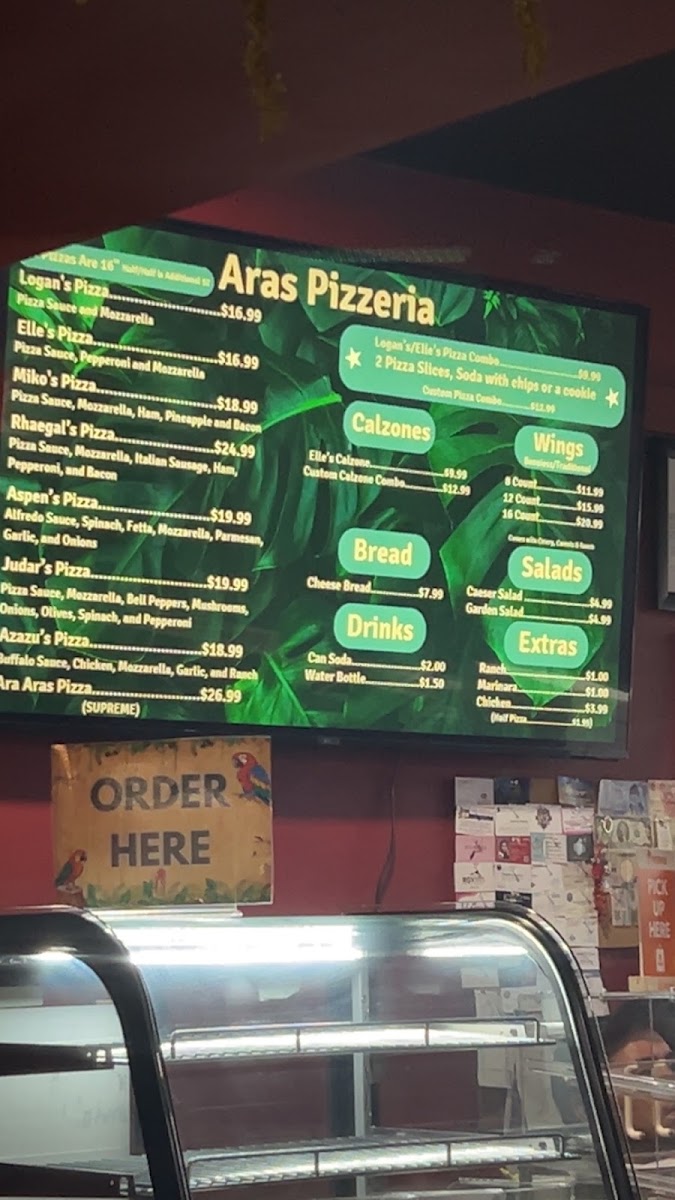 Ara's Pizzería menu board
