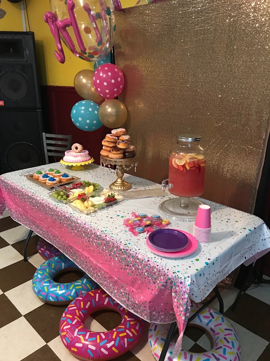 Ellie's Restaurant & Lounge