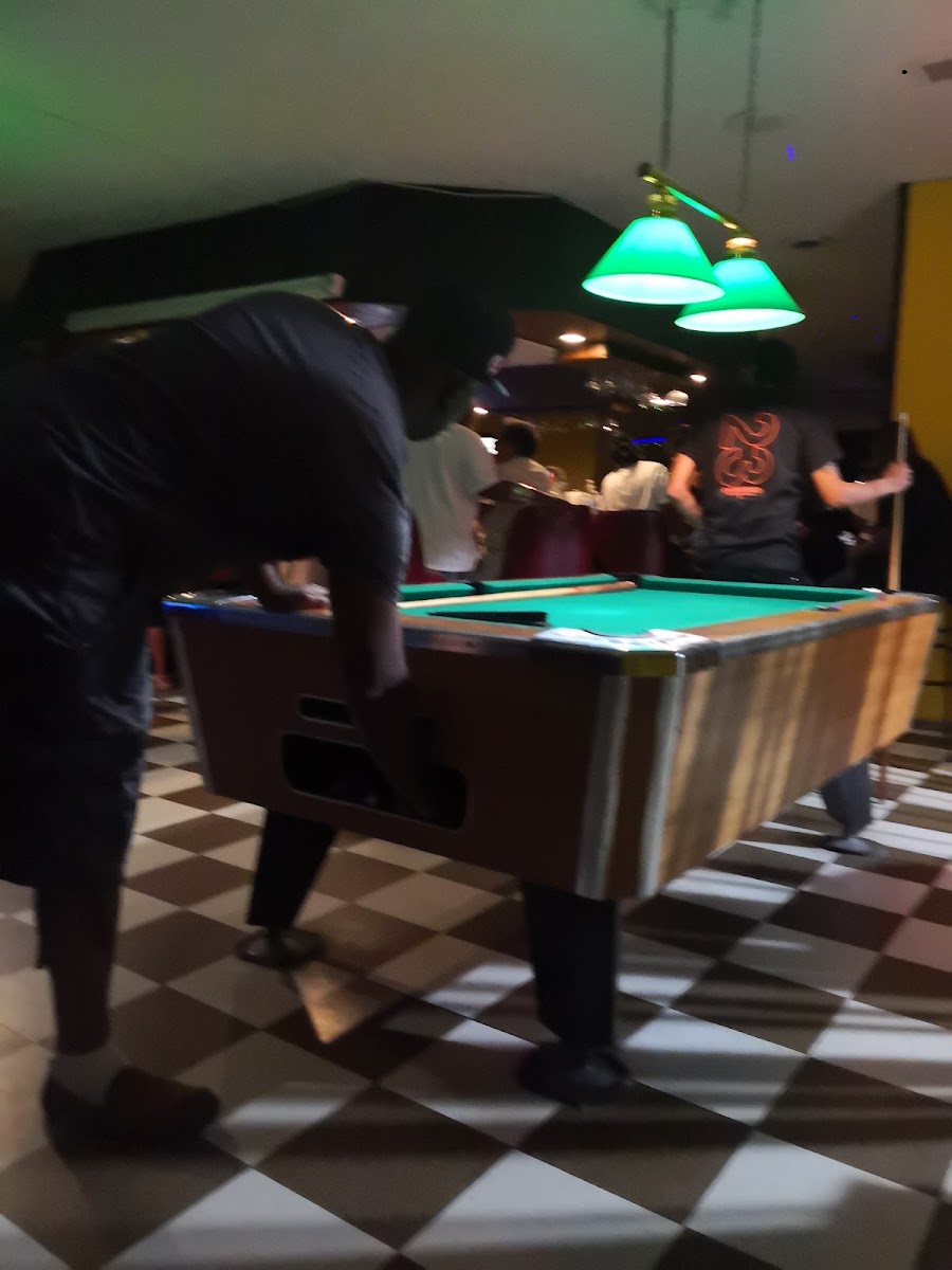 Ellie's Restaurant & Lounge
