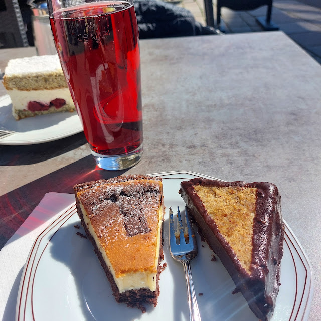 Nussecke Und Käsekuchen