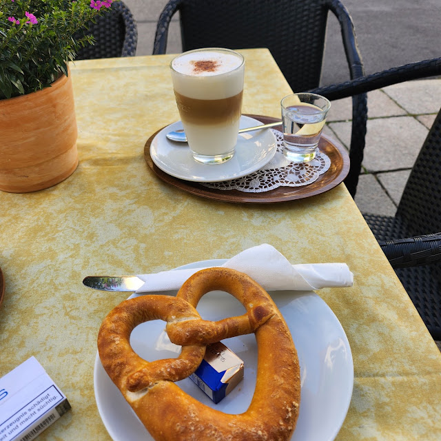 Butterbrot Und Latte Macchiato