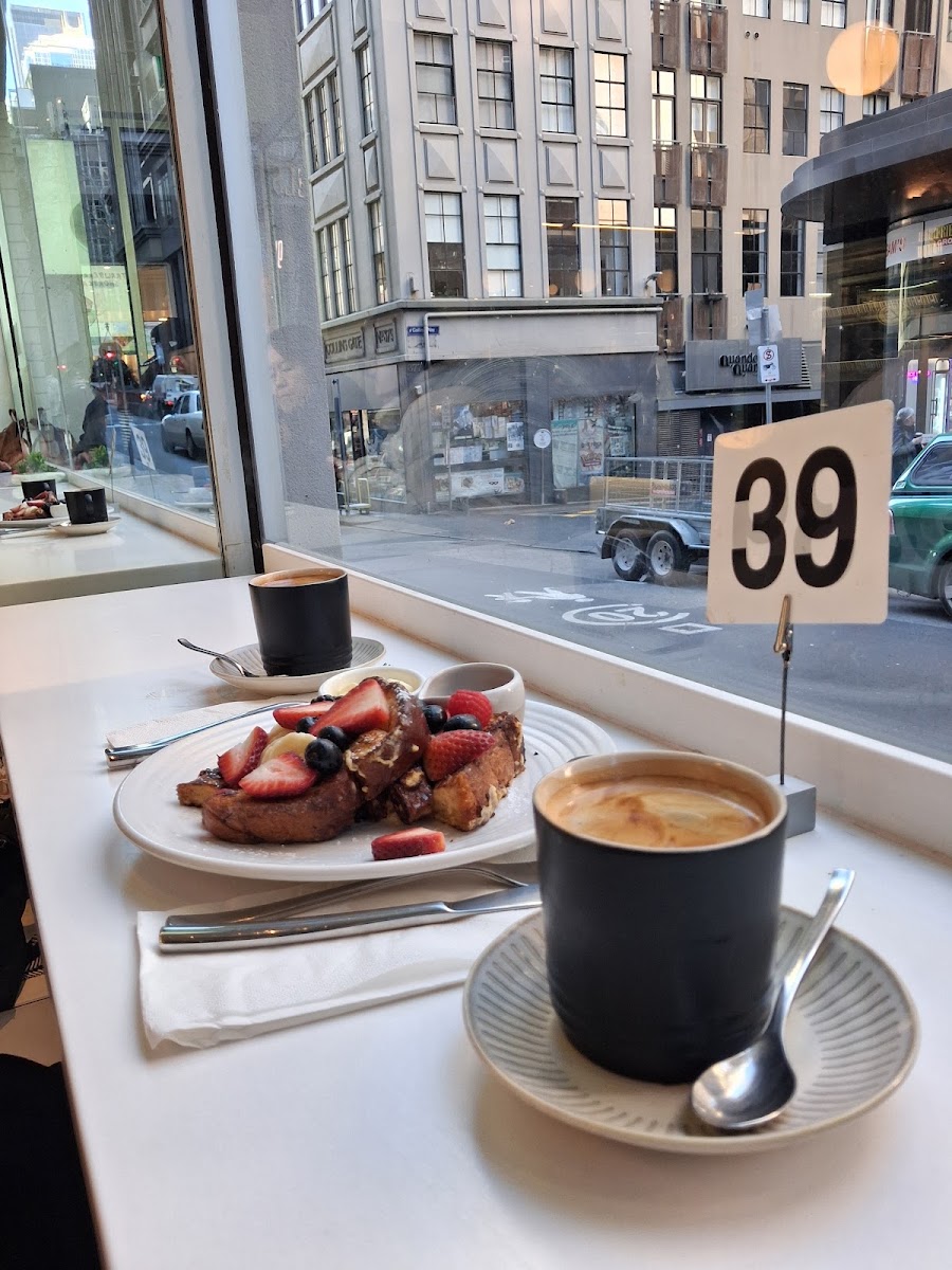 Moto's Cafe