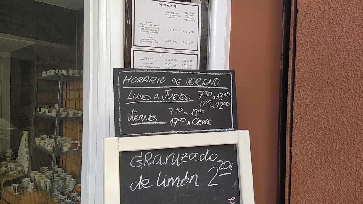 JARA. helados & café menu board