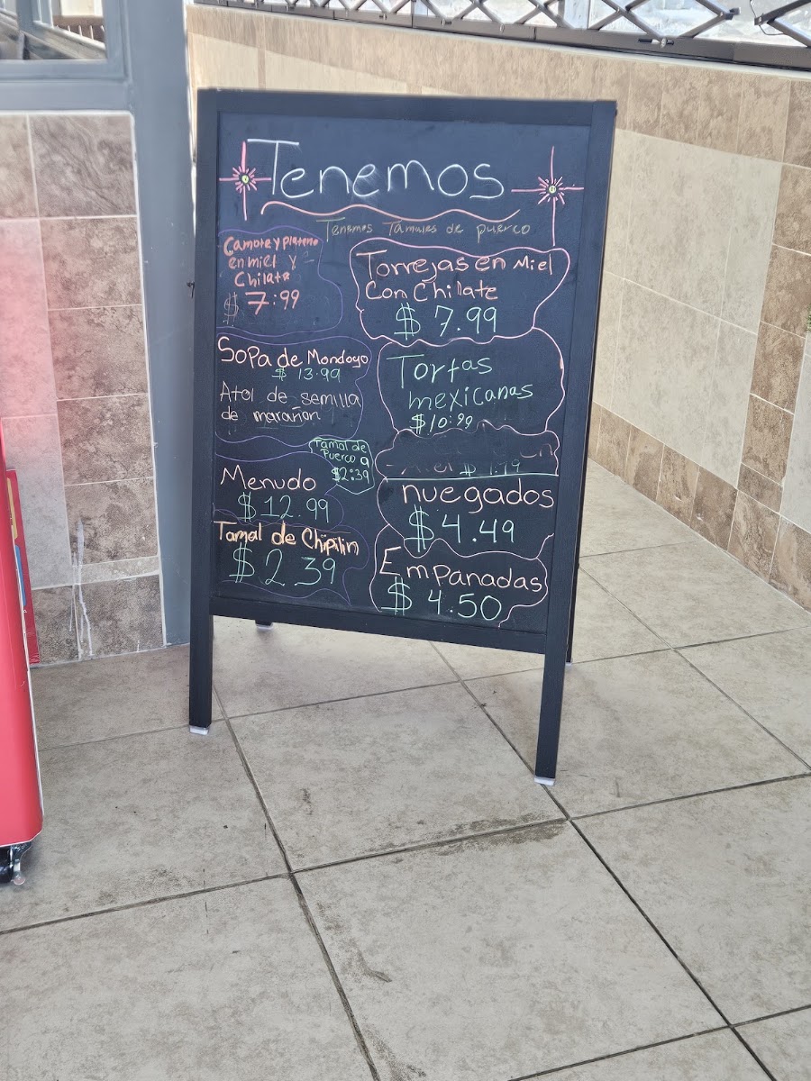 La Unica Restaurante Salvadoreño menu board