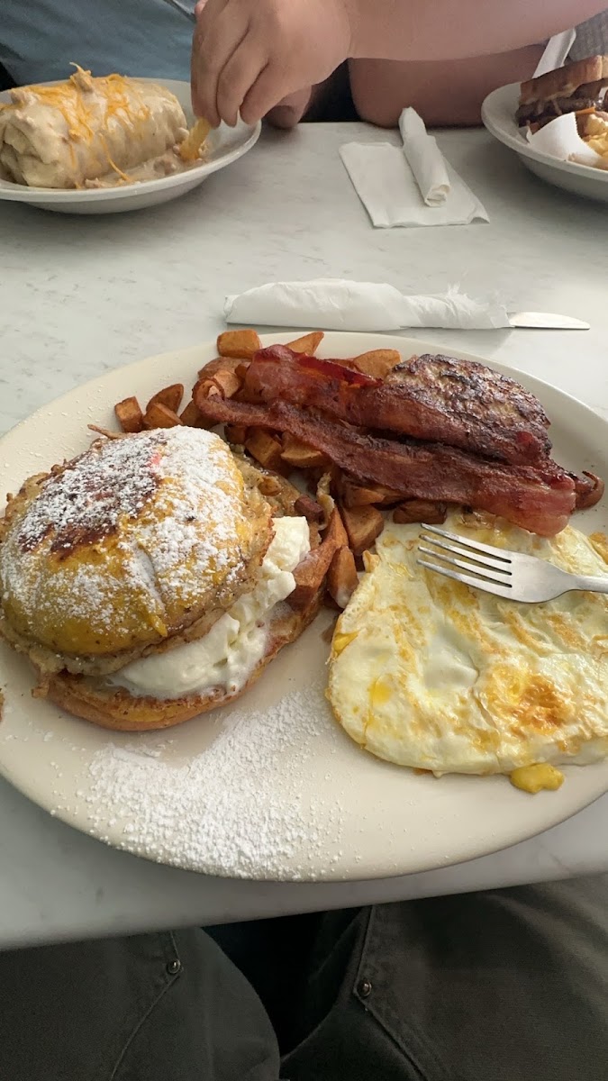 Chata's Brunchies Cafe