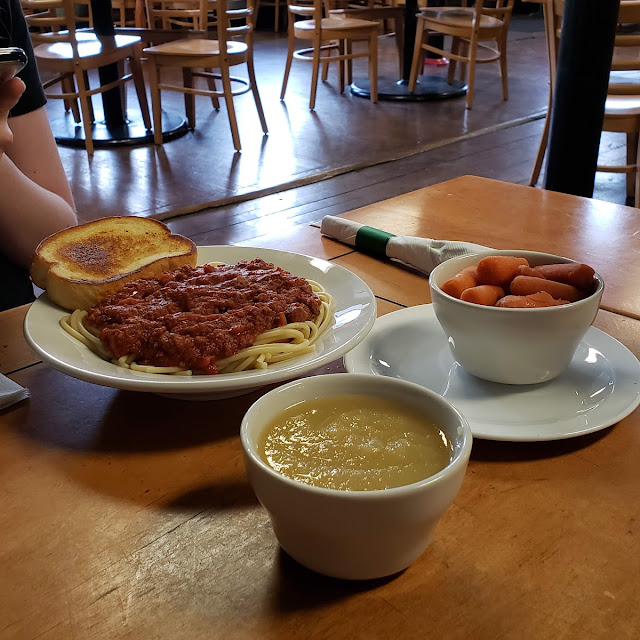 Spaghetti and Veges with Garlic Toast