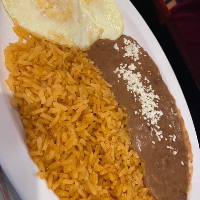 Huevos Estrellados Con Arroz Y Frijoles