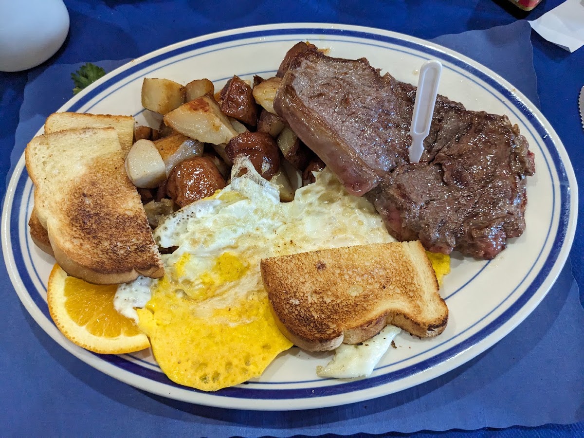 Captain's Galley Room | Breakfast • Lunch