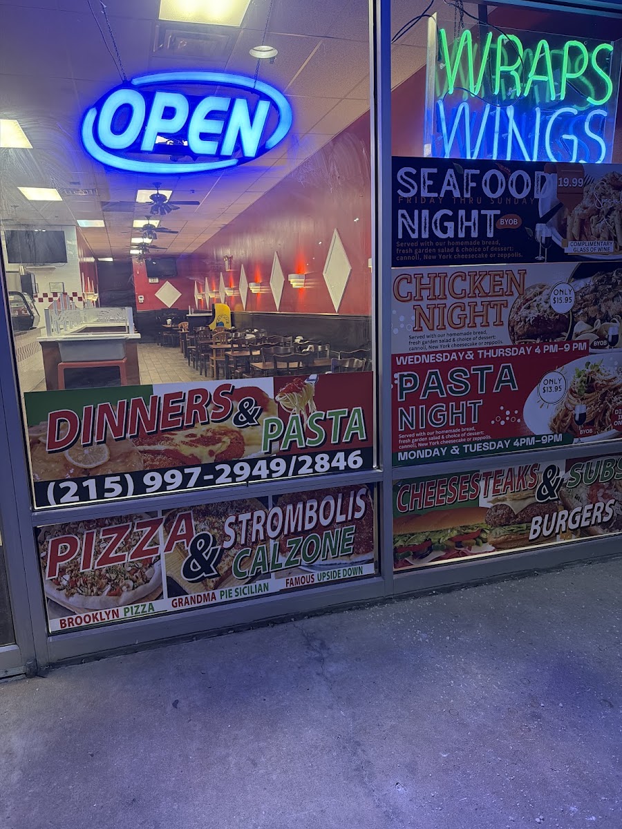 Palmero's Pizza y italian restaurante menu board