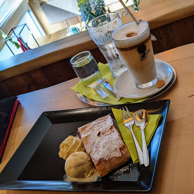 Apfelstrudel Mit Eis Latte Macchiato