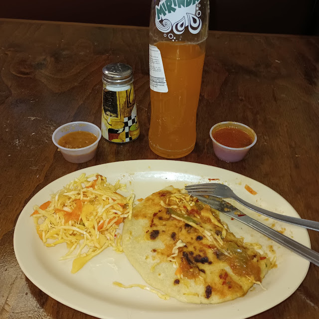 Pupusa de Queso Con Pollo