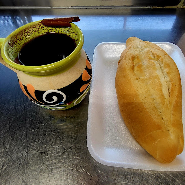 Cafecito de Olla Con Mi Bolillo Calientito