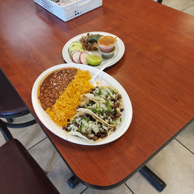 Tacos de Asada Con Arroz Y Frijoles