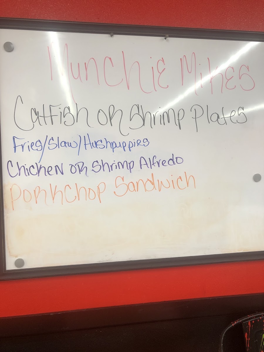 MUNCHIE MIKES menu board