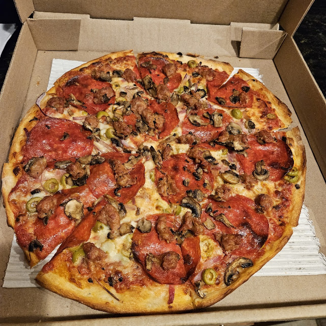 Deluxe Pizza Minus Green Peppers