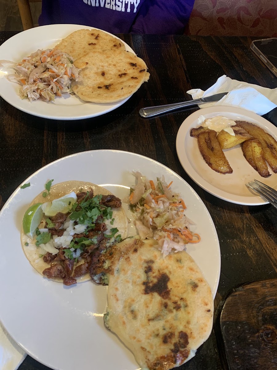Lilys Tacos y Pupuseria