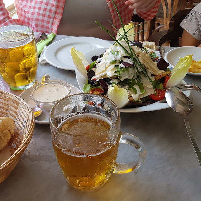 Ensalada Cesar Y Cerveza