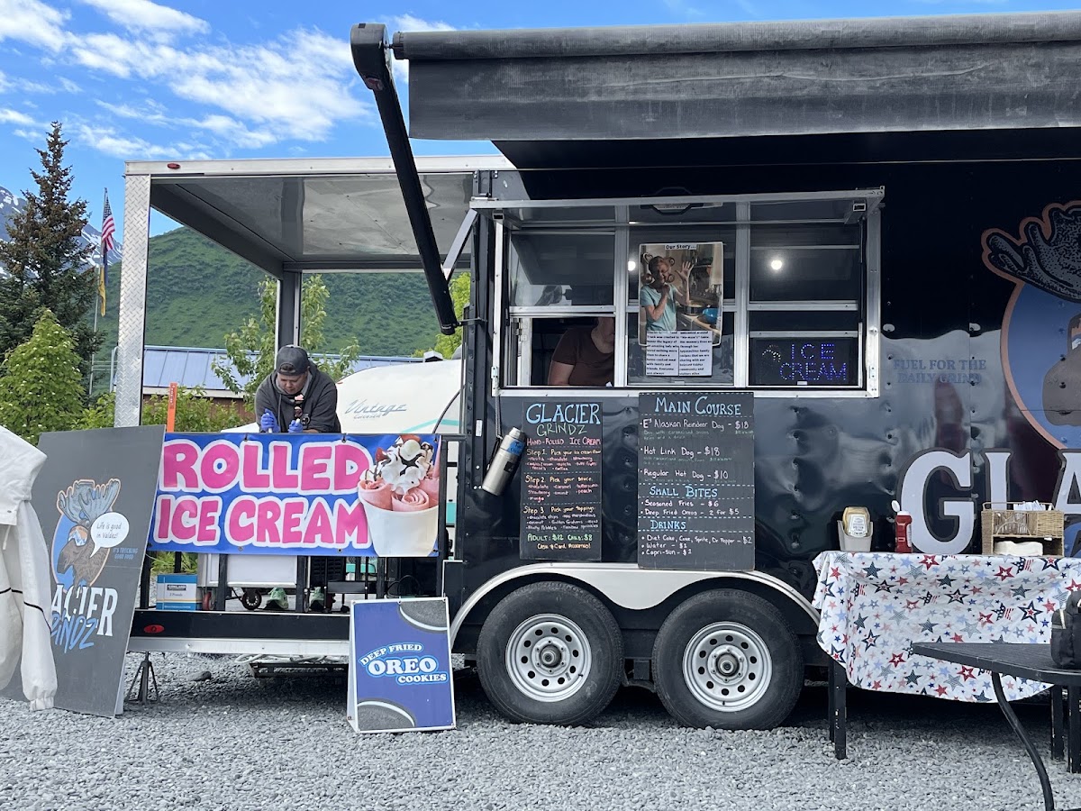 Glacier Grindz Food Truck