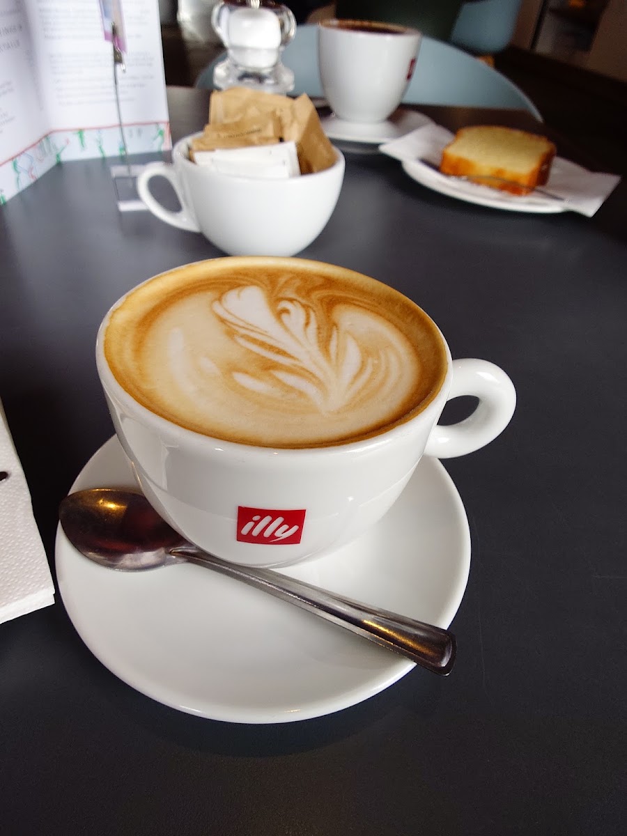 Cafe in to the Opera