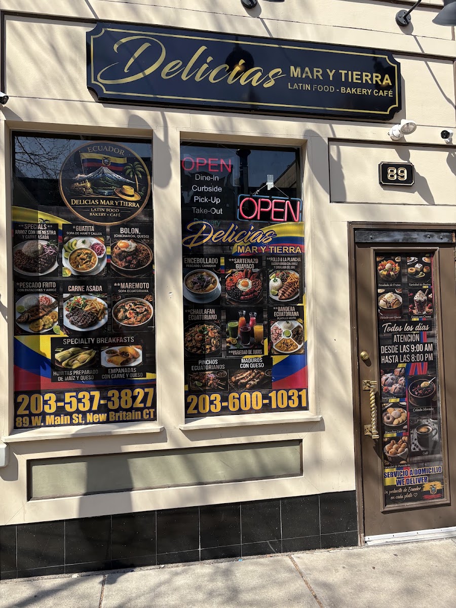 DELICIAS MAR Y TIERRA menu board