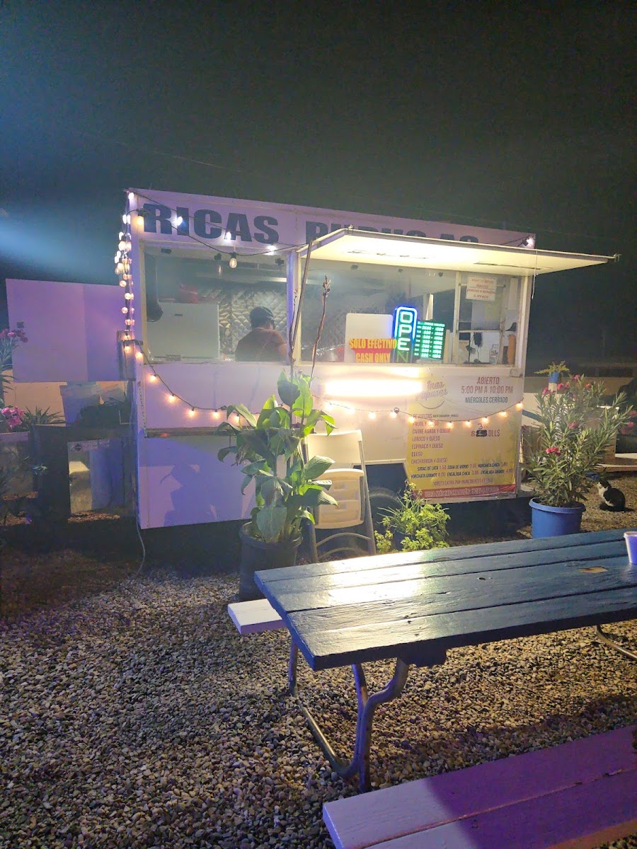 Ana's pupusas/Antojitos mexicanos