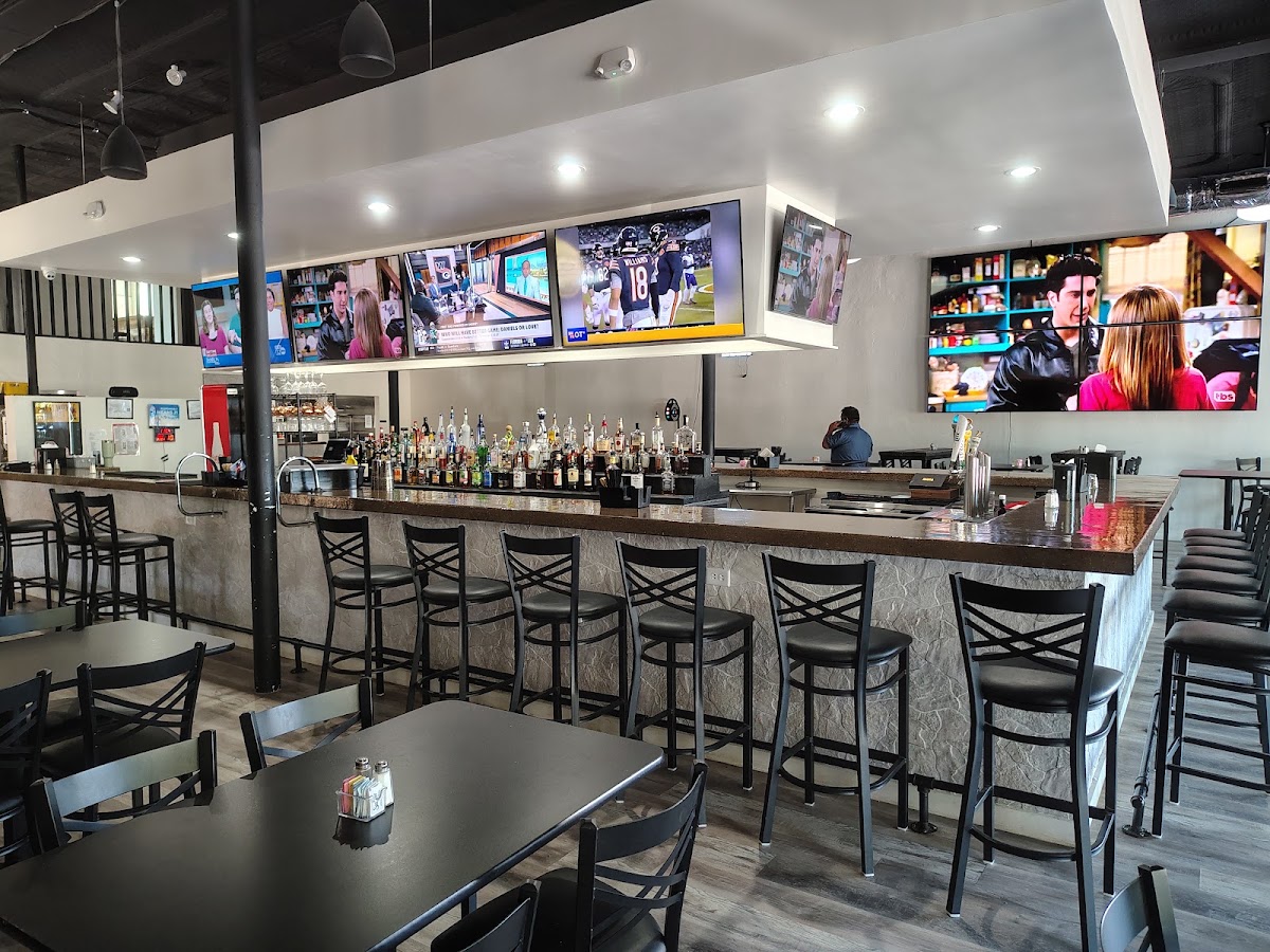 Neri's Courtyard Bar & Grill