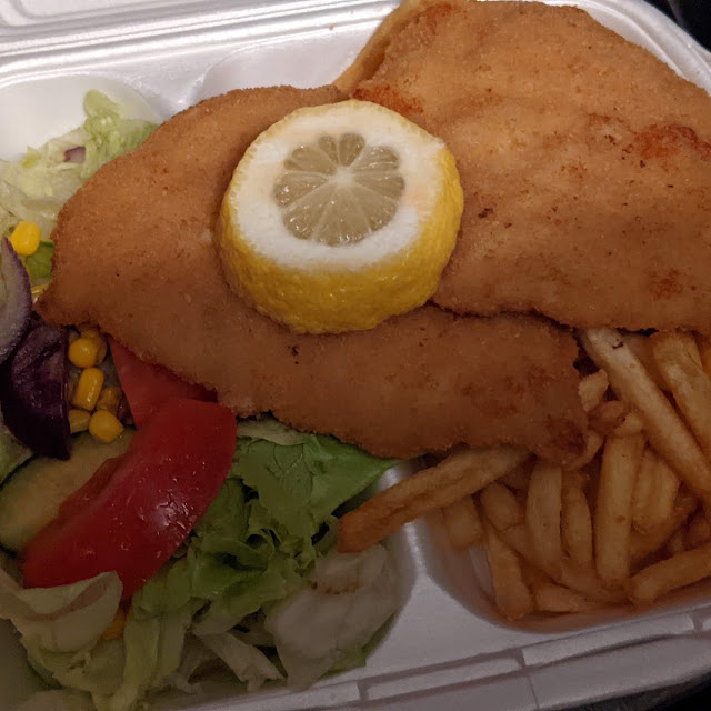 Hähnchenschnitzel Mit Pommes Und Etwas Salat