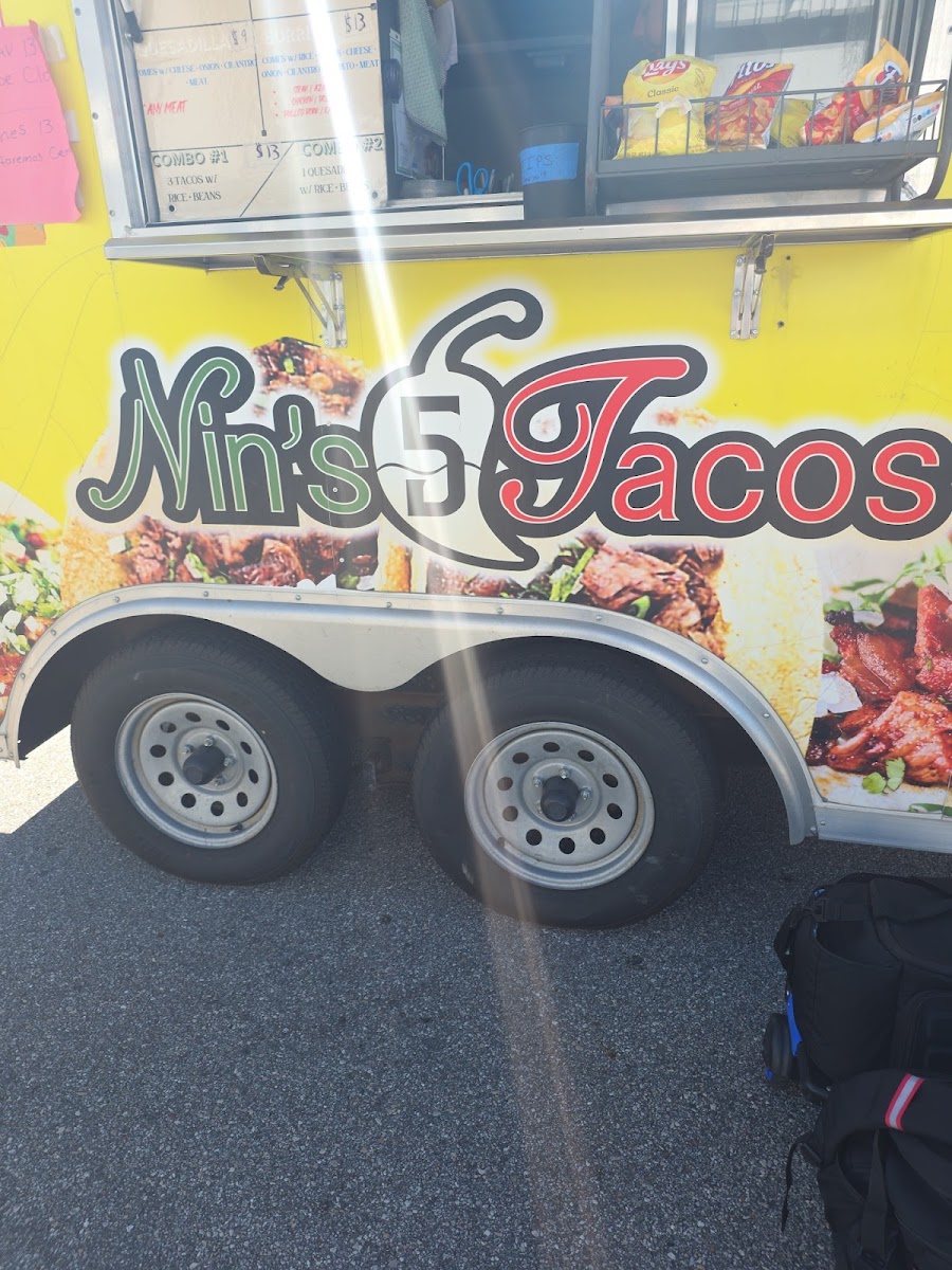 Nin's 5 Tacos menu board