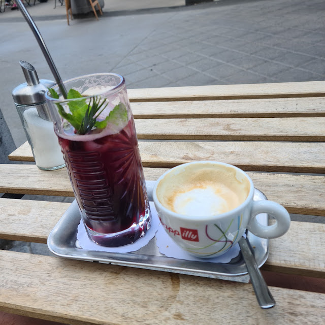 Heidelbeerschorle Und Cappuccino