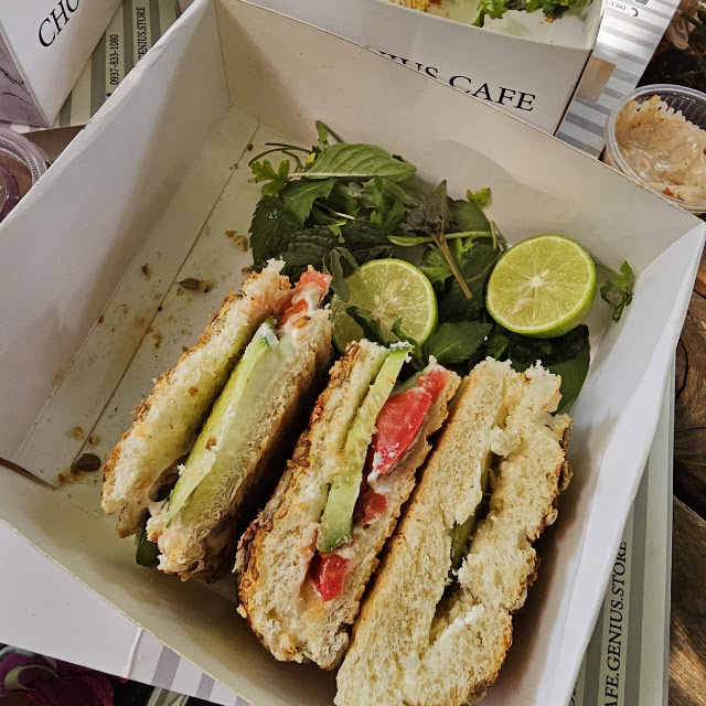 نون پنیر خیار و گوجه