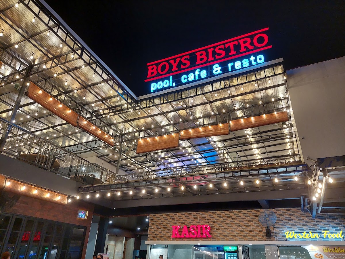 Boys Bistro Pool, Pub, Tipsy and Cafe