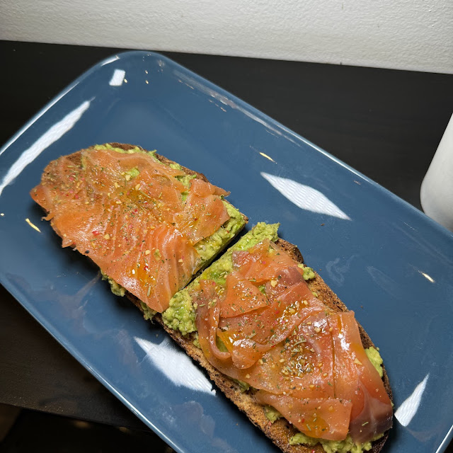 Tostada de Aguacate Y Salmón
