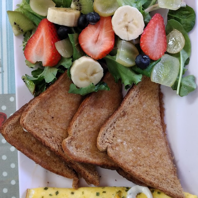 Omelette Con Espinacas Y Frutas de Temporada