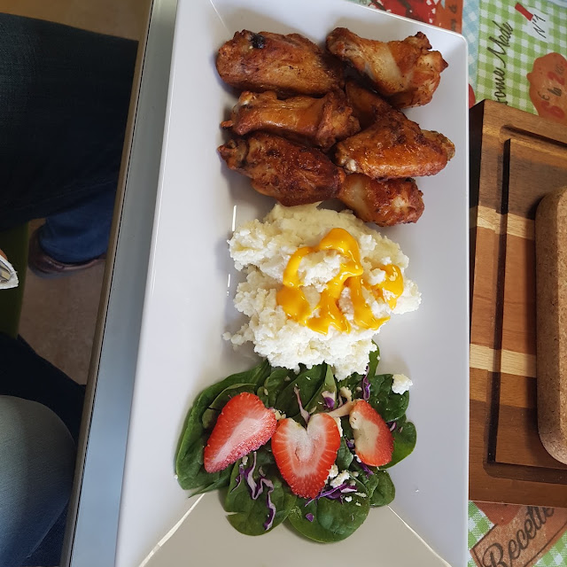 Alitas Asadas Con Papas de la Casa