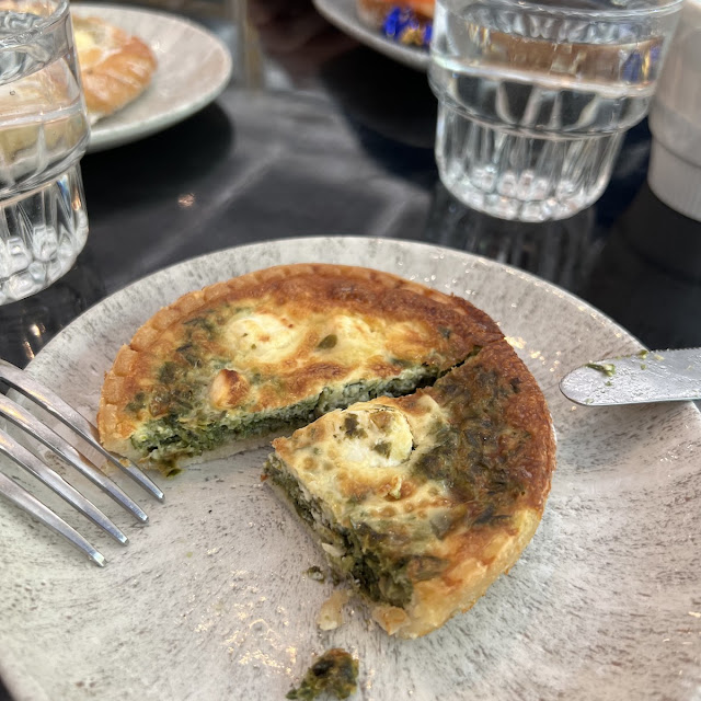 Feta-pinaattiquiche Salaatilla