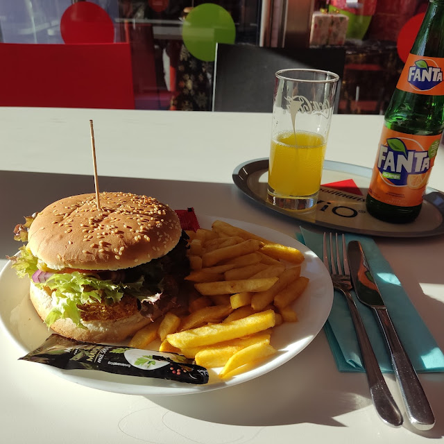 Chickenburger Mit Pommes