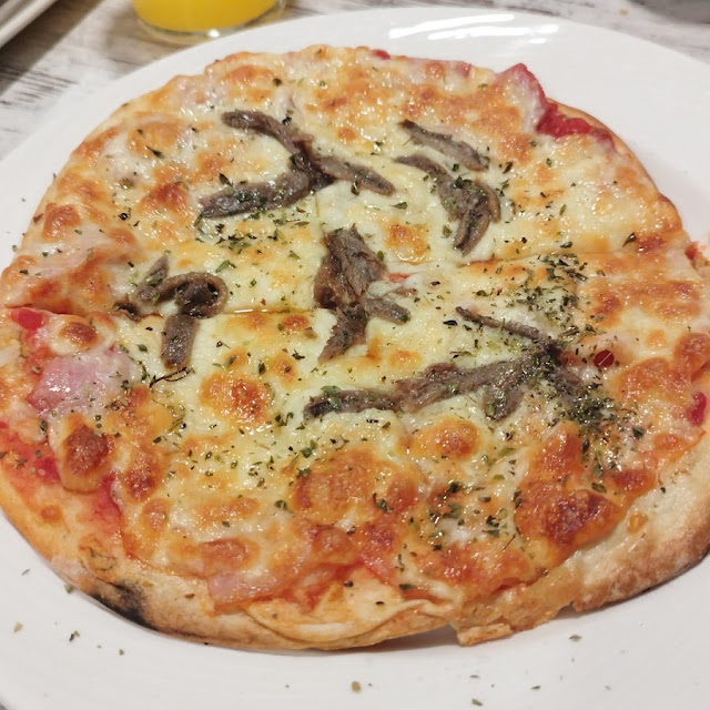 Pizza Clásica Con Anchoas