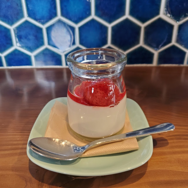 ヨーグルトプリンいちごソース