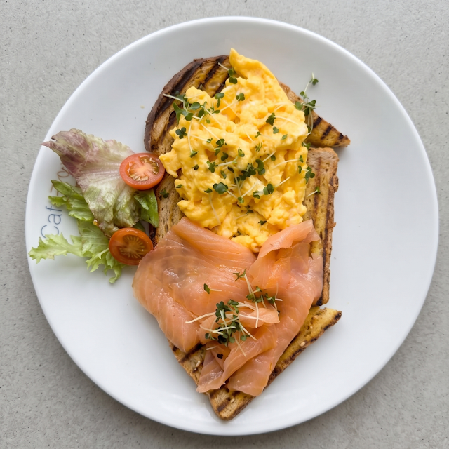 Scrambled Eggs & Smoked Salmon