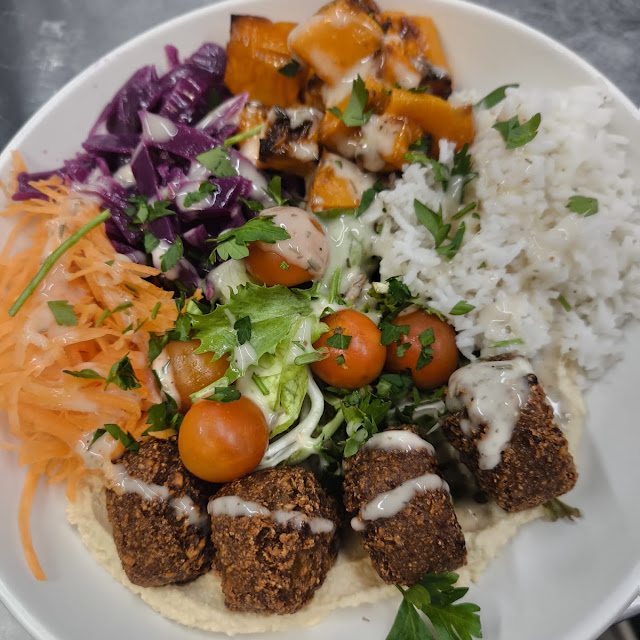 Houmus & Falafel Salad V